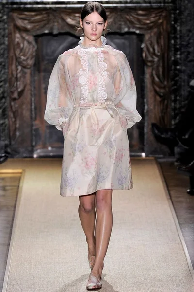 Look 10